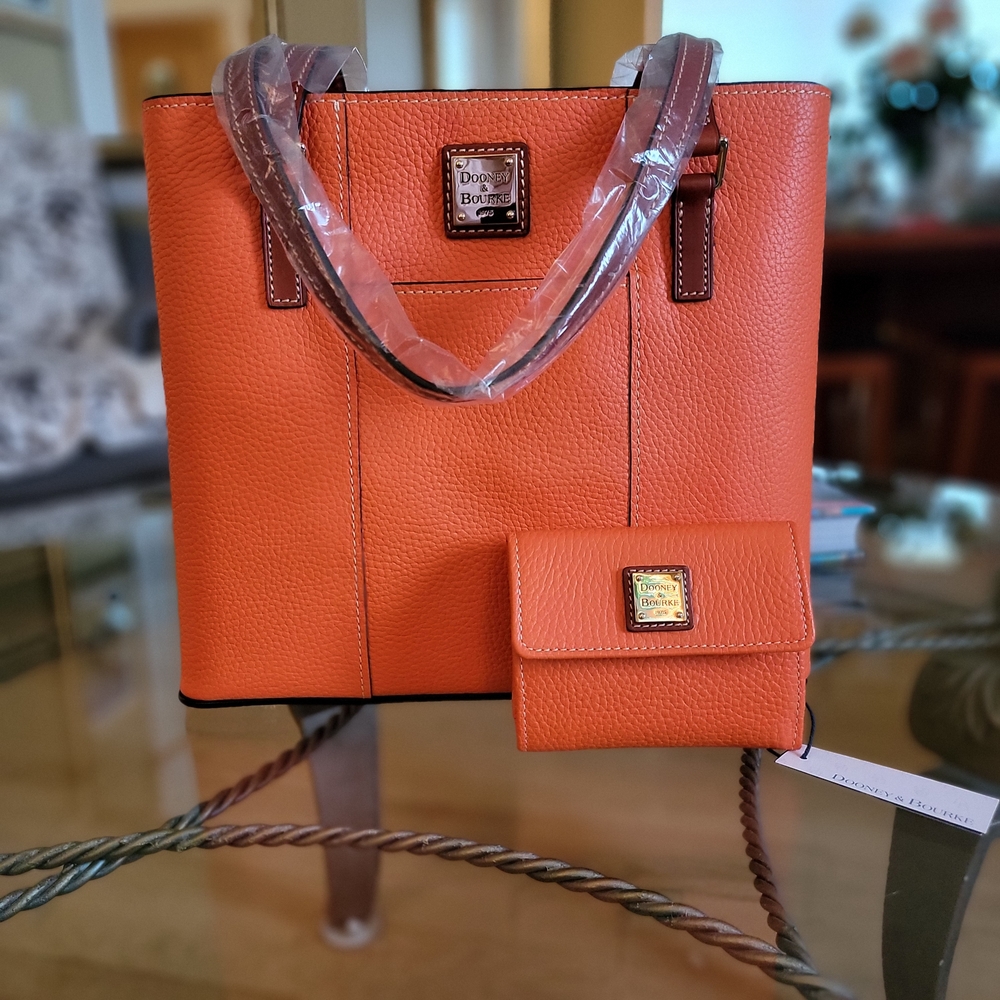 Dooney & Bourke NWT Small Lexington  Tote with Wallet